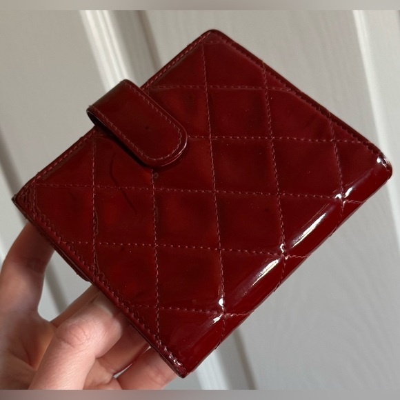 AUTHENTIC CHANEL Red Matelasse Patent Leather Interlocking C CC Quilted Wallet - Picture 3 of 16